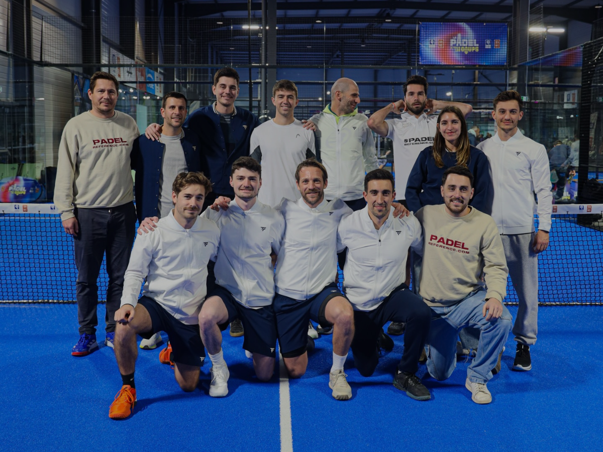Équipe de padel réunie avant une compétition